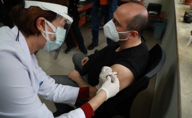 Rize'de sağlık çalışanlarına (Kovid-19) aşısı uygulanmaya başladı