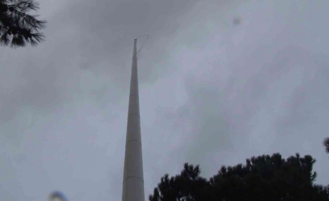 Şiddetli rüzgar nedeniyle Çamlıca Tepesi’ndeki Türk bayrağı uçtu