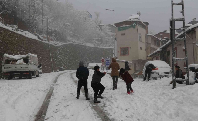 Artvin’de kar yağışı nedeniyle 125 köy yolu ulaşıma kapandı