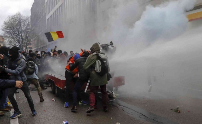 Belçika’da yüzlerce kişi Covid-19 kısıtlamalarını protesto etti