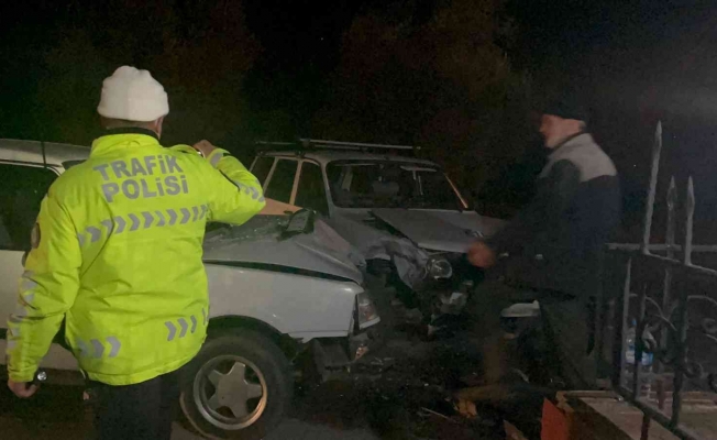 Bursa’da 2 otomobil kafa kafaya çarpıştı: 3 yaralı