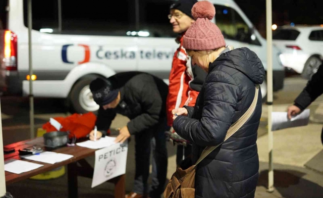 Çekya’da aşı karşıtlarından Çek Devlet Televizyonu önünde protesto