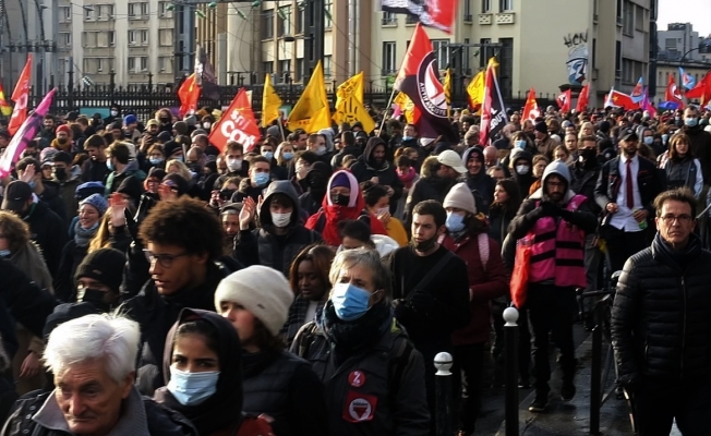 Fransa’da ırkçı cumhurbaşkanı adayı Zemmour, Paris’te protesto edildi