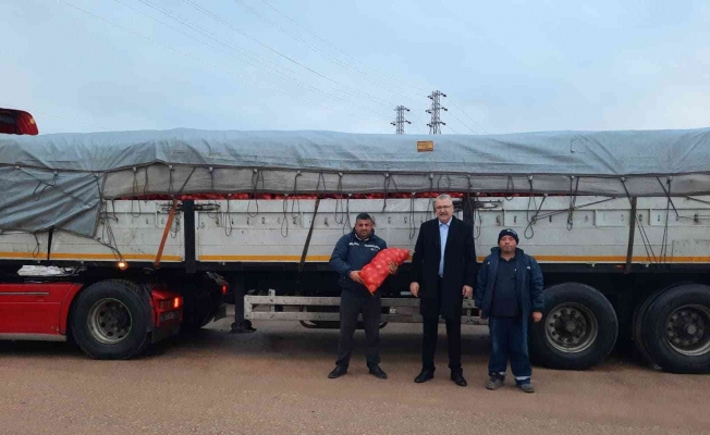 Karacabey’de 27 ton soğan bağışlandı