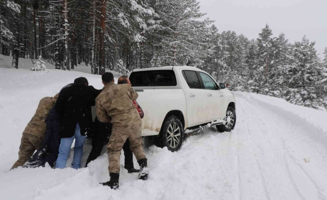 Kardan yolda kalan araçlar jandarma ve özel idaresi ekiplerince kurtarıldı