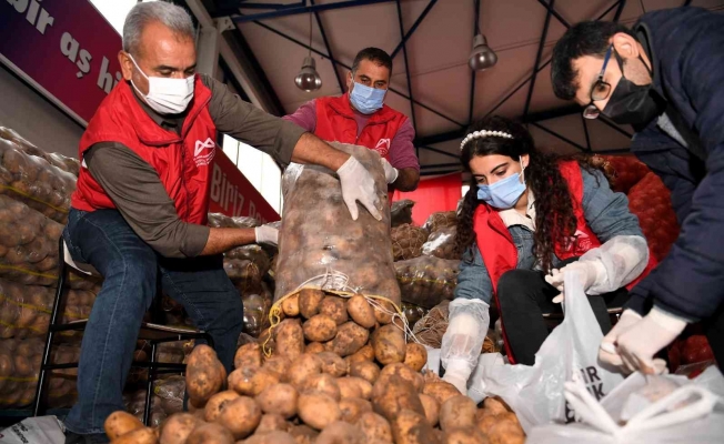 Mersin’de dar gelirli ailelere patates ve soğan desteği