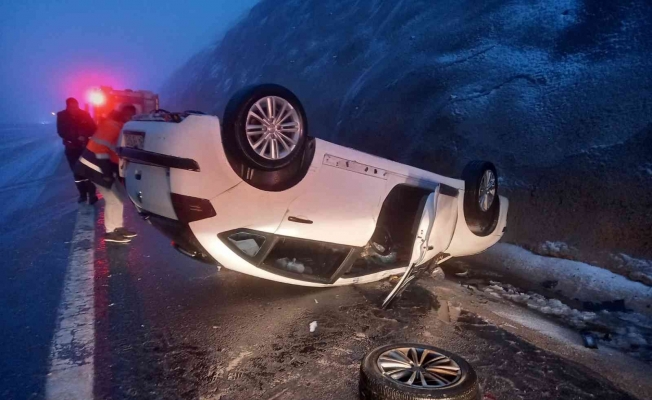 Niğde’de buzlanan yolda otomobil takla attı: 4 yaralı