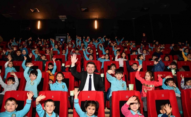 Aksaray’da karnesini getiren öğrencilere sinema bileti