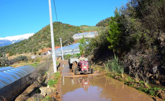 Antalya’da vatandaşlar bozulan yolları imece usulü ile yapıyor