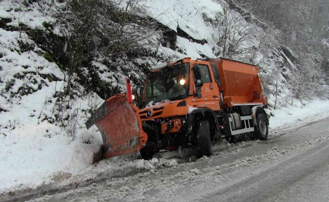 Artvin’de kar yağışı nedeniyle Hopa-Borçka karayolunda trafiğe kapandı