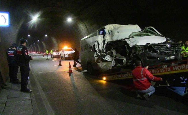 Tüneldeki kazada hurdaya dönen araçtan sağ kurtuldu