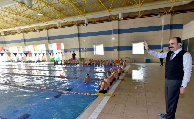 Başkan Altay: “3 bin 500 öğrencimize yüzme öğretiyoruz”