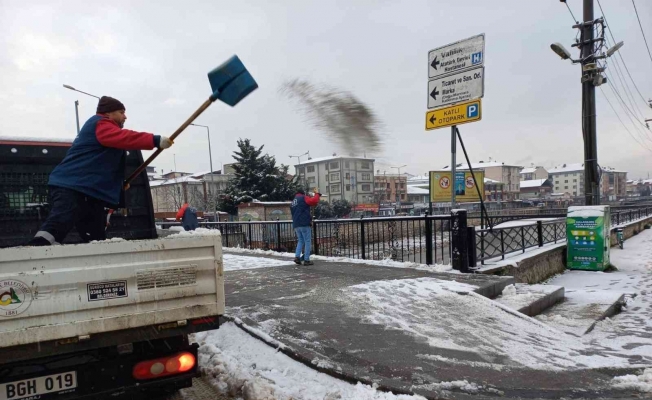 Belediye ekipleri kar yağışına karşı teyakkuza geçti
