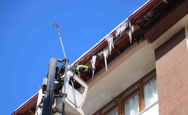 Çatılarda oluşan buz sarkıtları tek tek temizleniyor