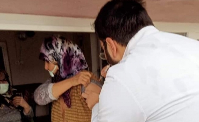 Edirne’de sağlık ekipleri ev ev dolaşarak vatandaşları Covid-19’a karşı aşılıyor
