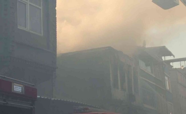 Fatih’te yangın nedeniyle bir kişinin camdan atladığı anlar kamerada