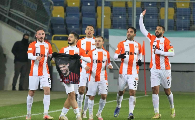 Gençlerbirliği - Adanaspor karşılaşmasında hayatını yitiren futbolcu Ahmet Çalık unutulmadı