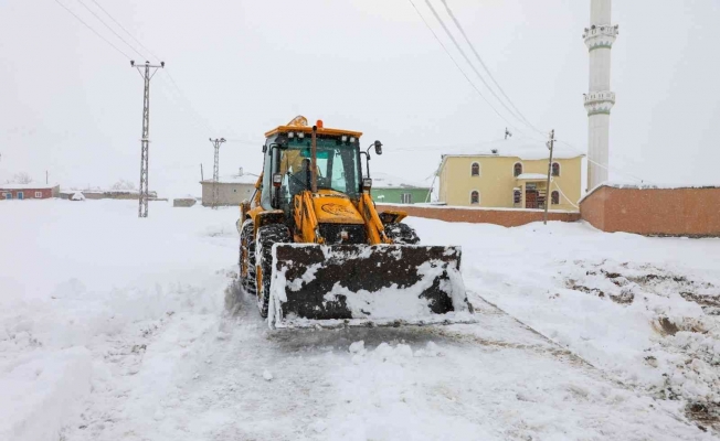 Gürpınar Belediyesinden karla mücadele çalışması