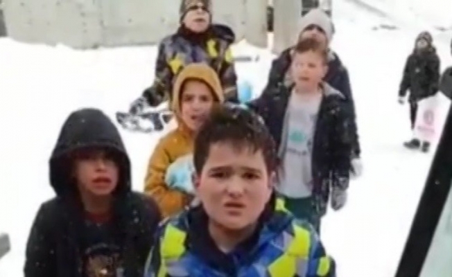 İş makinesi operatörü kardan temizlemek için geldiği mahallede çocukların ricasını kıramadı