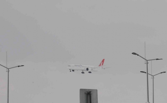 İstanbul Havalimanı’na 23 saat sonra ilk uçak indi