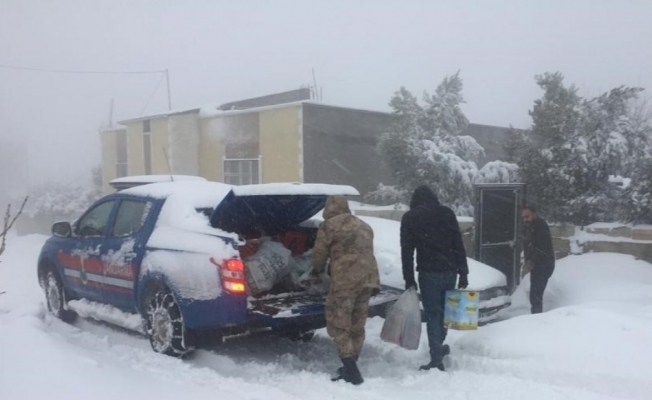 Jandarmadan karda mahsur kalanlara gıda yardımı