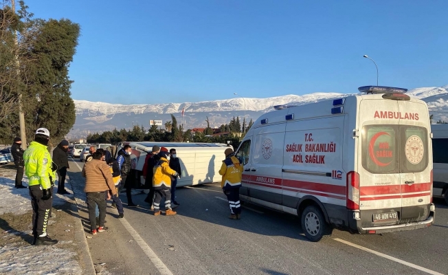 Kahramanmaraş’ta otomobil ile işçi servisi çarpıştı: 4 yaralı