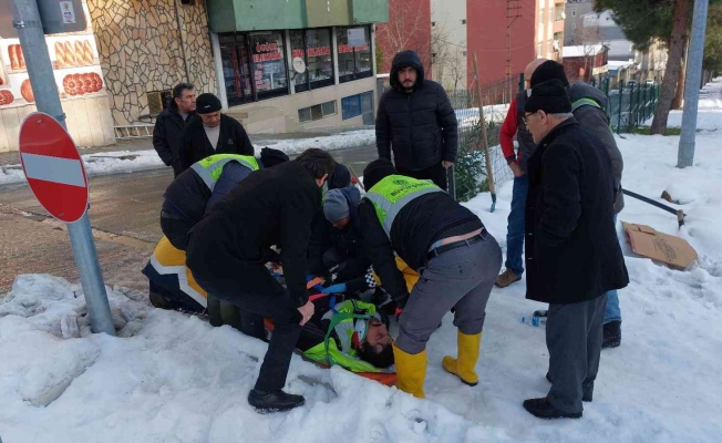 Kar temizleme görevlisi buzda kayarak düşüp hastanelik oldu