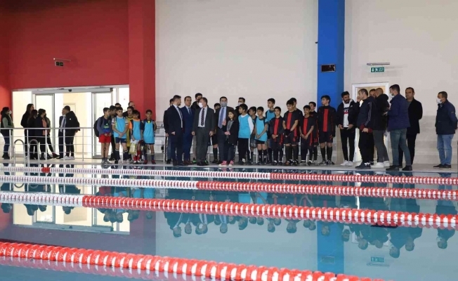 Kaymakam Tunç, olimpik yüzme havuzunda incelemelerde bulundu