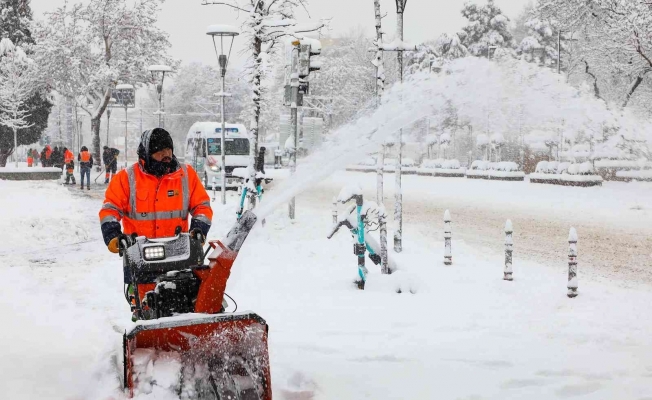 Konya’da karla mücadele devam ediyor