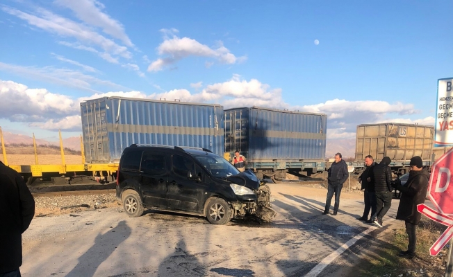 Malatya’da yük treni otomobile çarptı: 1 yaralı