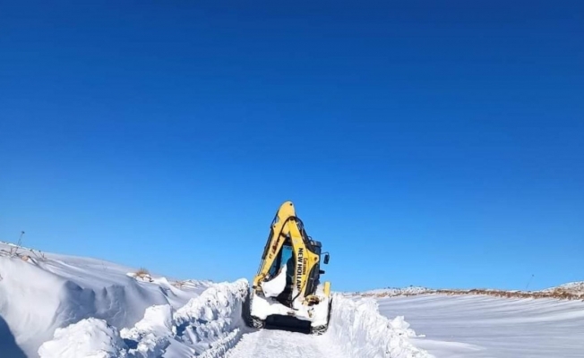 Mardin’de ekipler 3 metre kalınlığındaki karlı yolları ulaşıma açtı