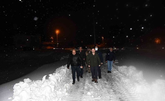 Nusaybin Kaymakamı Kayabaşı, gece yarısına kadar karla mücadele çalışmalarına katıldı