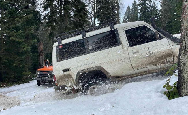 Off-road tutkunları 1 metre karda safari yaptı
