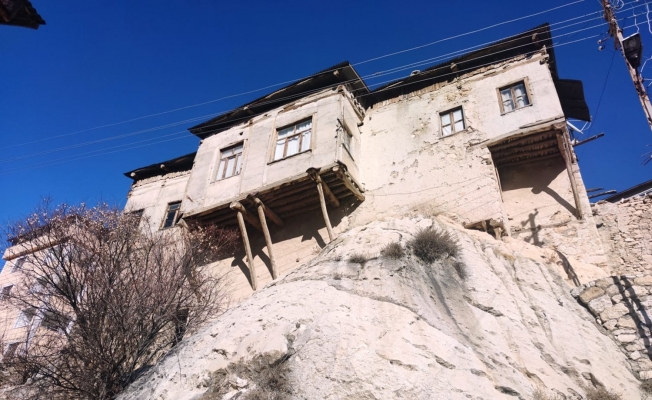 Tunceli’de dev kayaların üzerine yapılan evler görenleri hayran bırakıyor