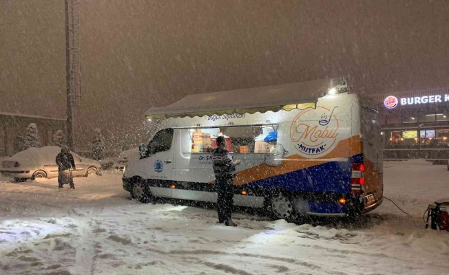 Tuzla Belediyesi, kar nedeniyle mahsur kalan vatandaşlara sıcak çorba ikramında bulundu