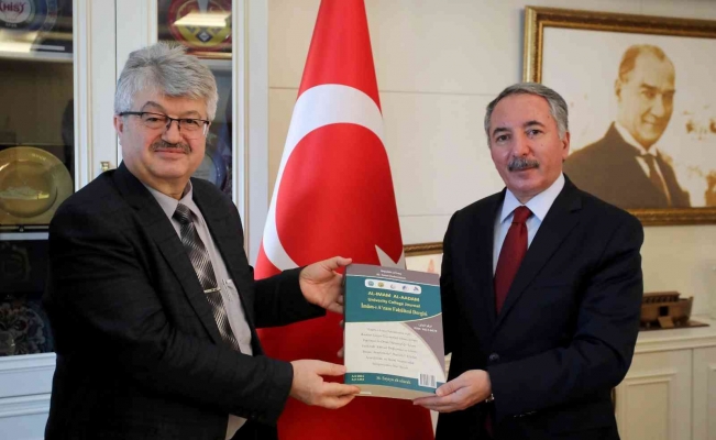 Uluslararası İslâmî ve İnsanî Araştırmalar Sempozyumu kitabı AİÇÜ Rektörü Prof. Dr. Karabulut’a takdim edildi