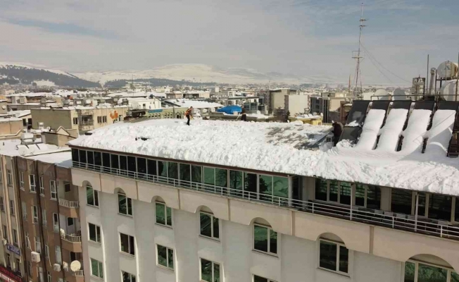 Vatandaşlar çatıda kar temizliyor