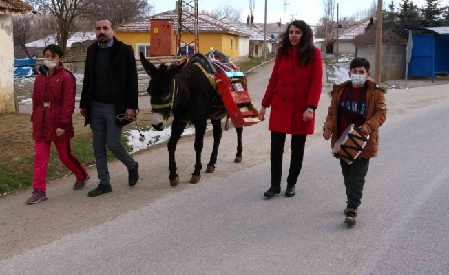 Yozgat’ta öğretmenler “Eşekli kütüphane” ile köy halkını kitapla buluşturuyor