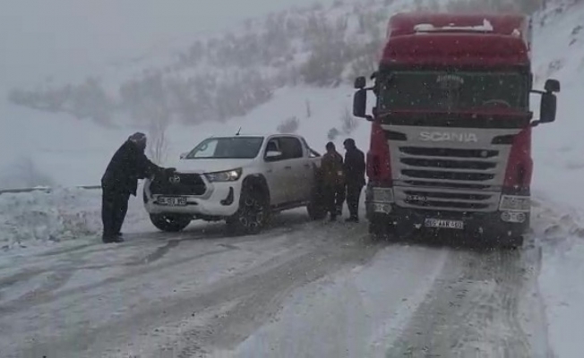 Yüksekova-Şemdinli karayolunda onlarca araç tipiye yakalandı