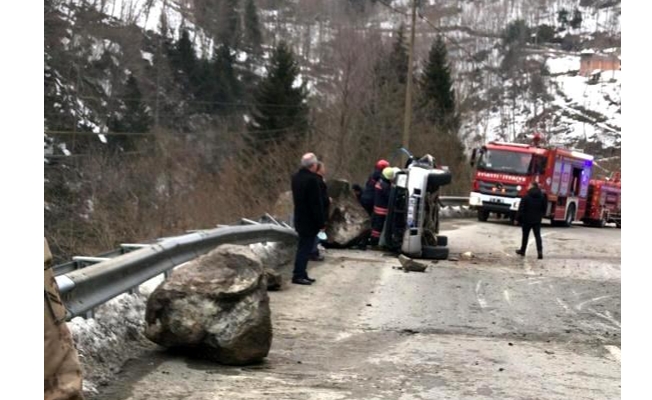 Seyir halindeki kamyonete kaya düştü:4 kişi öldü