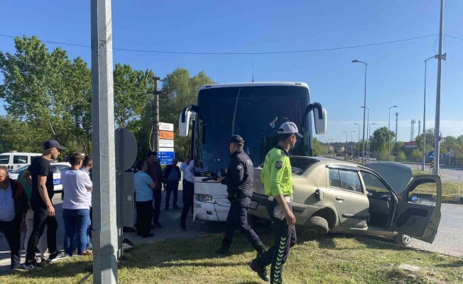 Bartın’da yolcu otobüsü otomobille çarpıştı: 1 yaralı