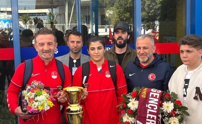 Dünya şampiyonu Busenaz Sürmeneli Trabzon’a mehteranla karşılandı