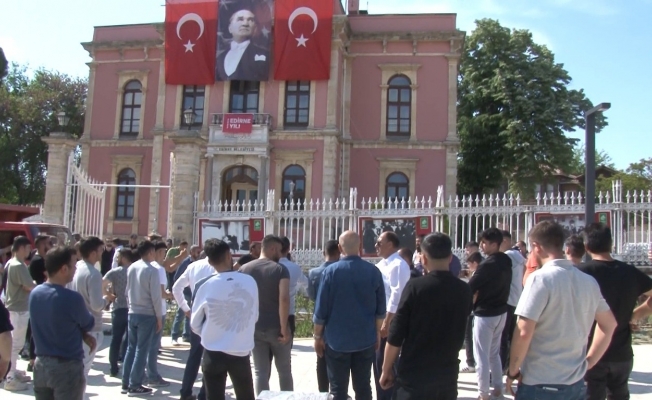 Edirne’de yerlerinden edilen esnaf belediye başkanını istifaya çağırdı