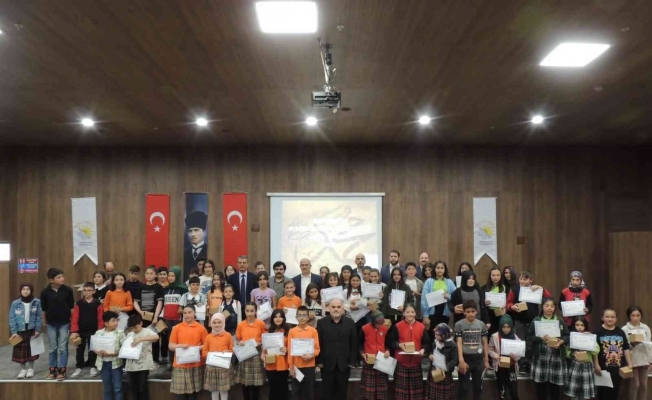 Emet’te “Ezbere 40 Hadis Okuma” yarışmasında dereceye giren öğrenciler ödüllendirildi