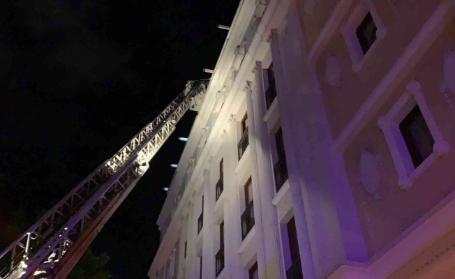 Fatih’te lüks otelin çatısında yangın