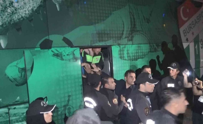 Küme düşen Bursaspor, stadyumdan 3 buçuk saatte çıkamadı