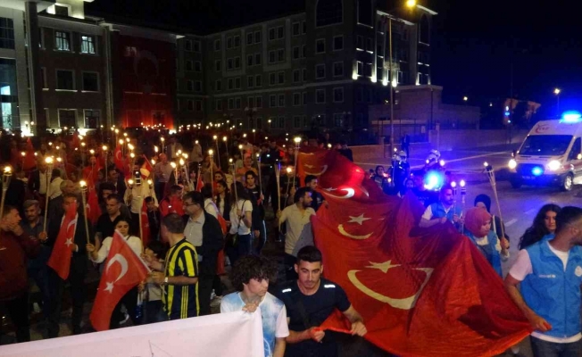 Metrelerce uzunluğundaki Türk bayrağı ile kortej düzenlendi