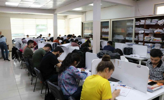 Öğrenciler sınavlara gençlik merkezinde hazırlanıyor