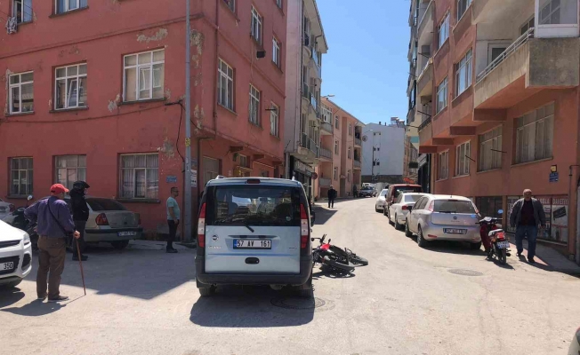 Sinop’ta hafif ticari araçla motosiklet çarpıştı: 1 yaralı