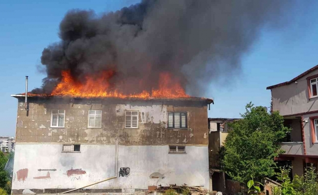 Ümraniye’de 2 katlı bir binanın çatısında yangın çıktı. Olay yerine çok sayıda itfaiye ekibi sevk edildi. Ekiplerin yangına müdahalesi sürüyor.